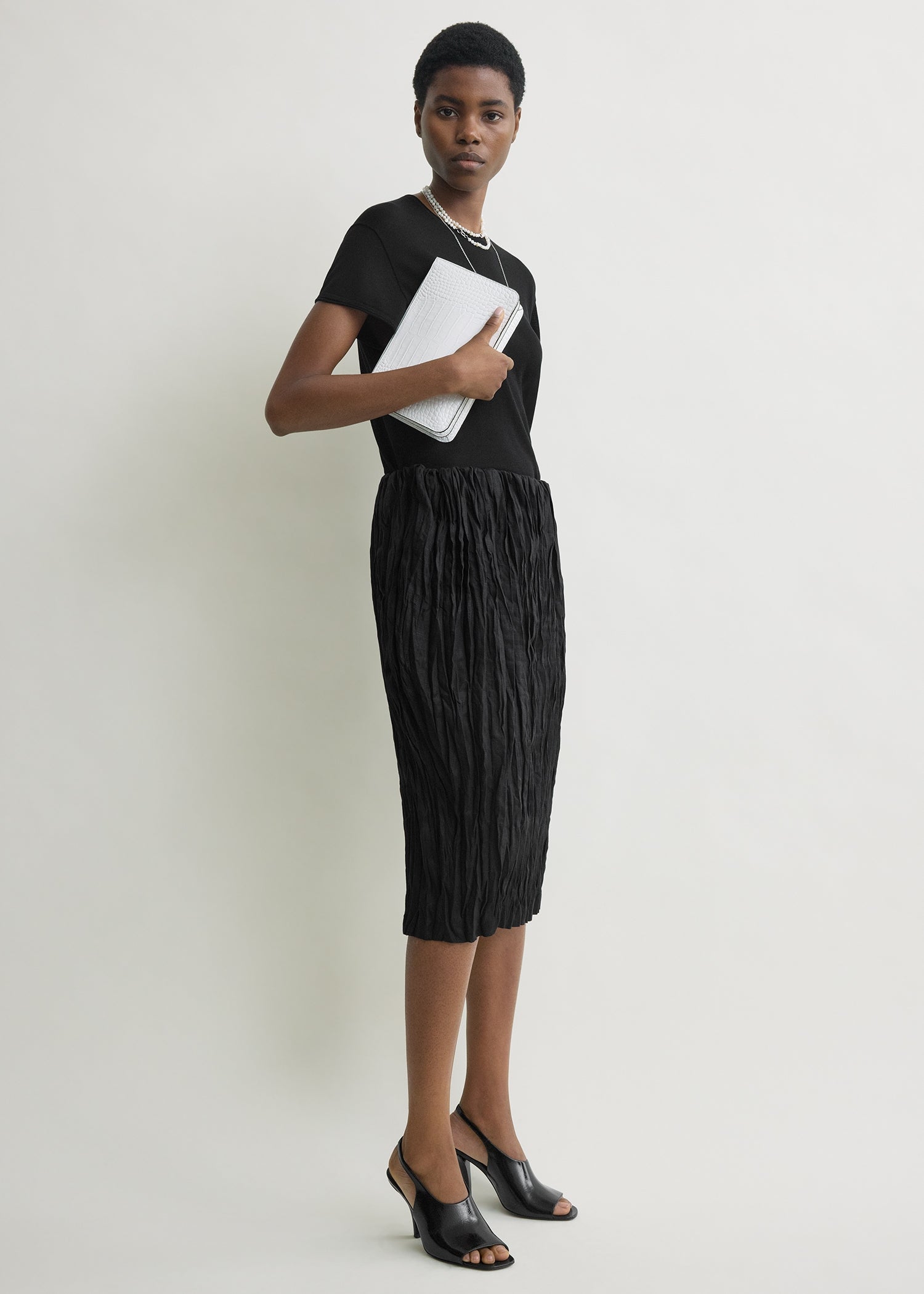 Crinkled linen skirt black