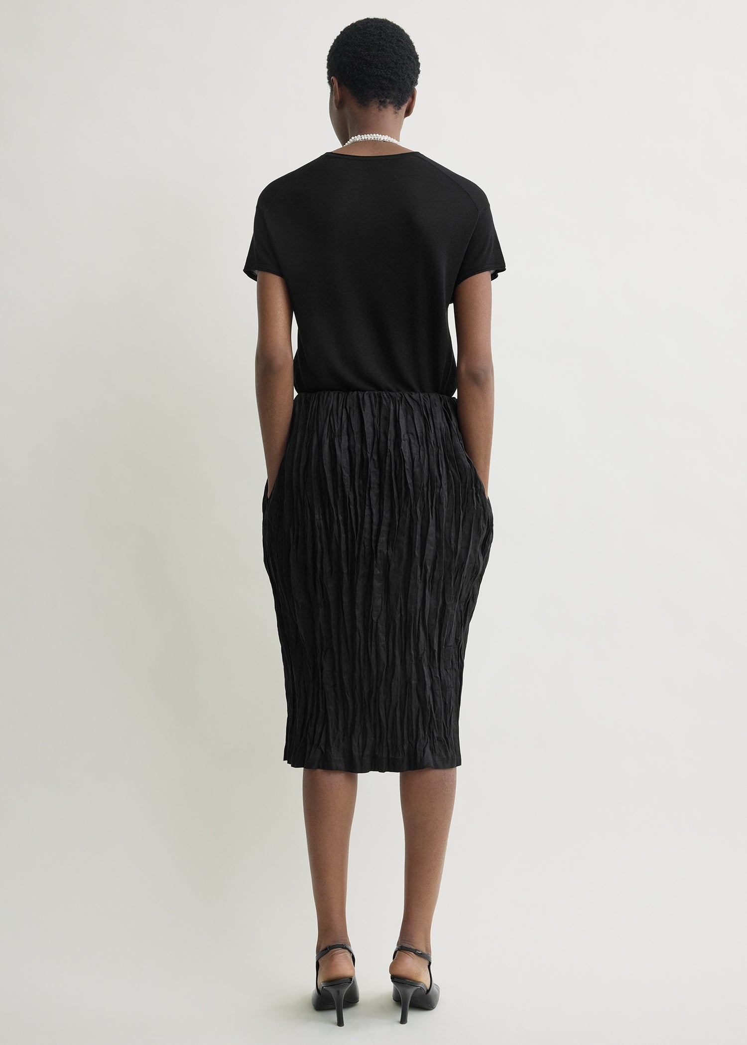 Crinkled linen skirt black