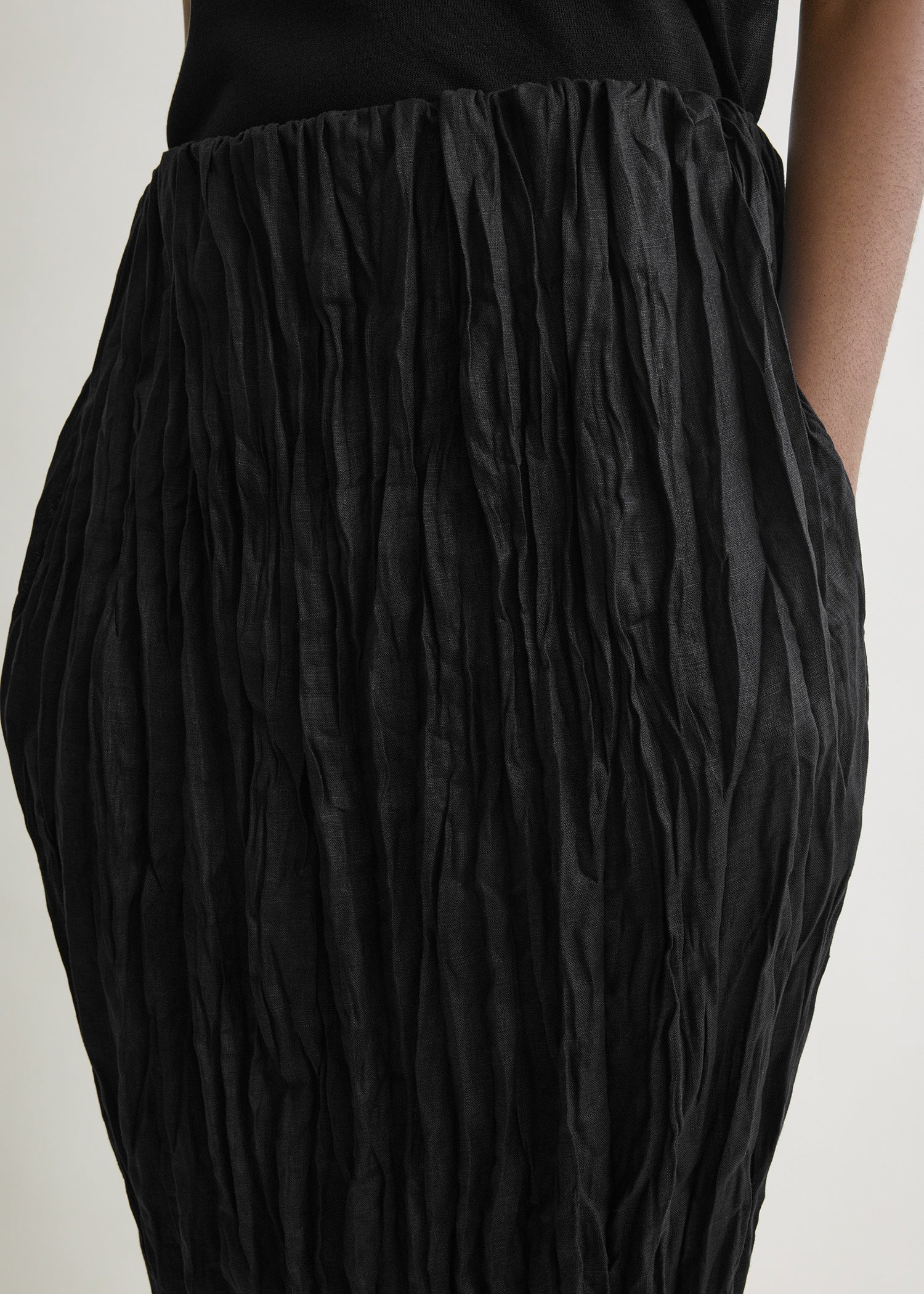 Crinkled linen skirt black
