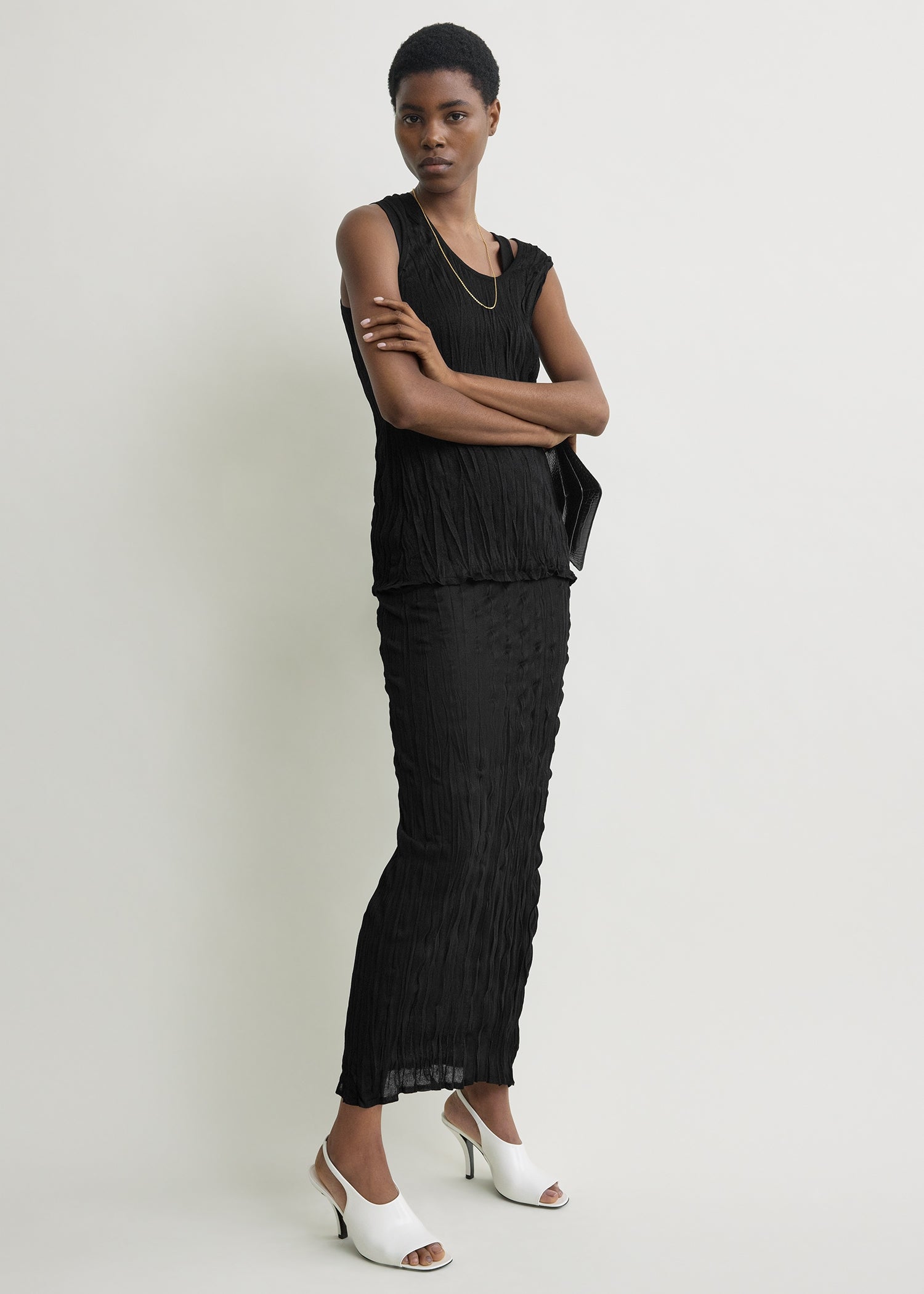 Crinkled knit skirt black