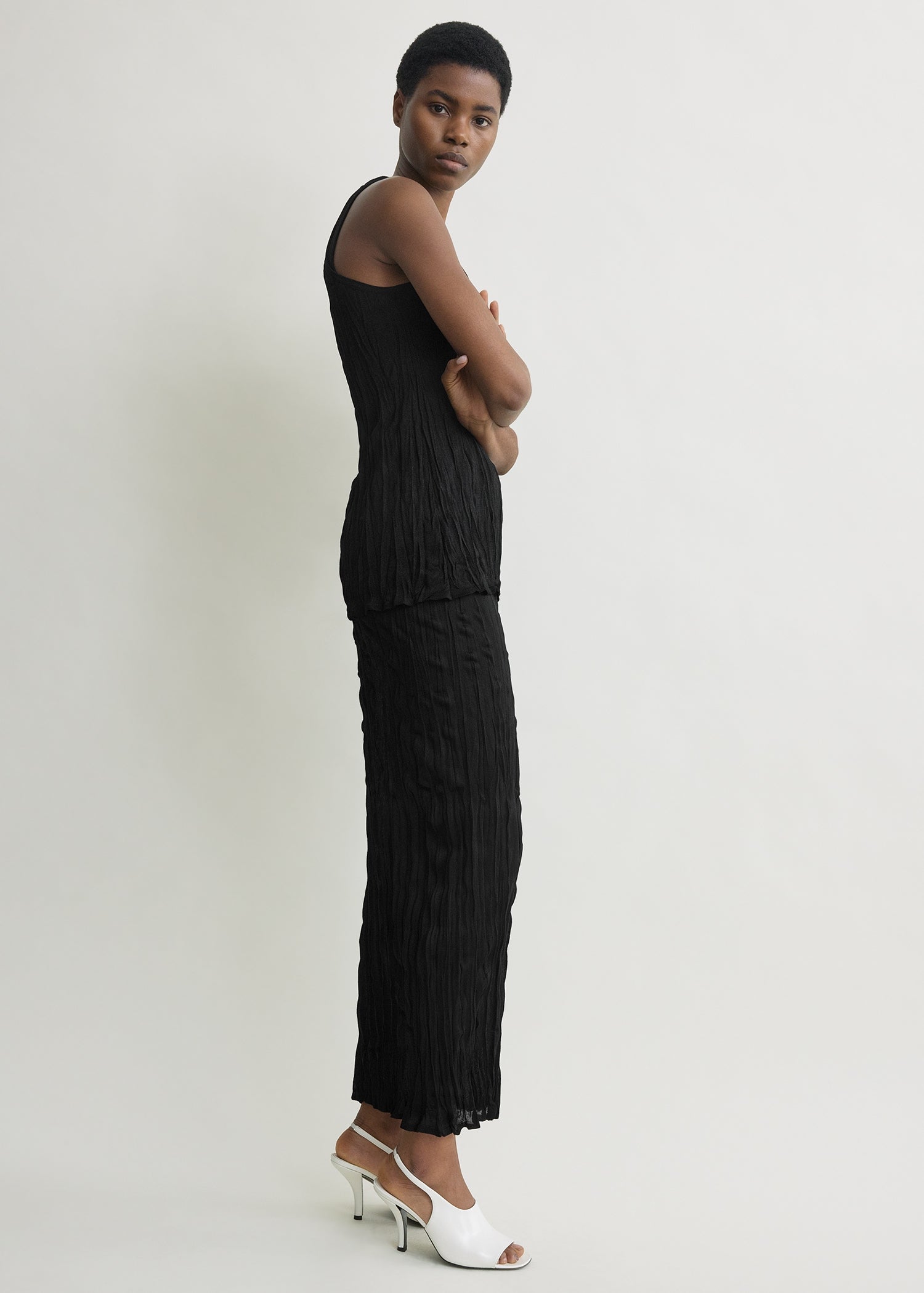 Crinkled knit skirt black