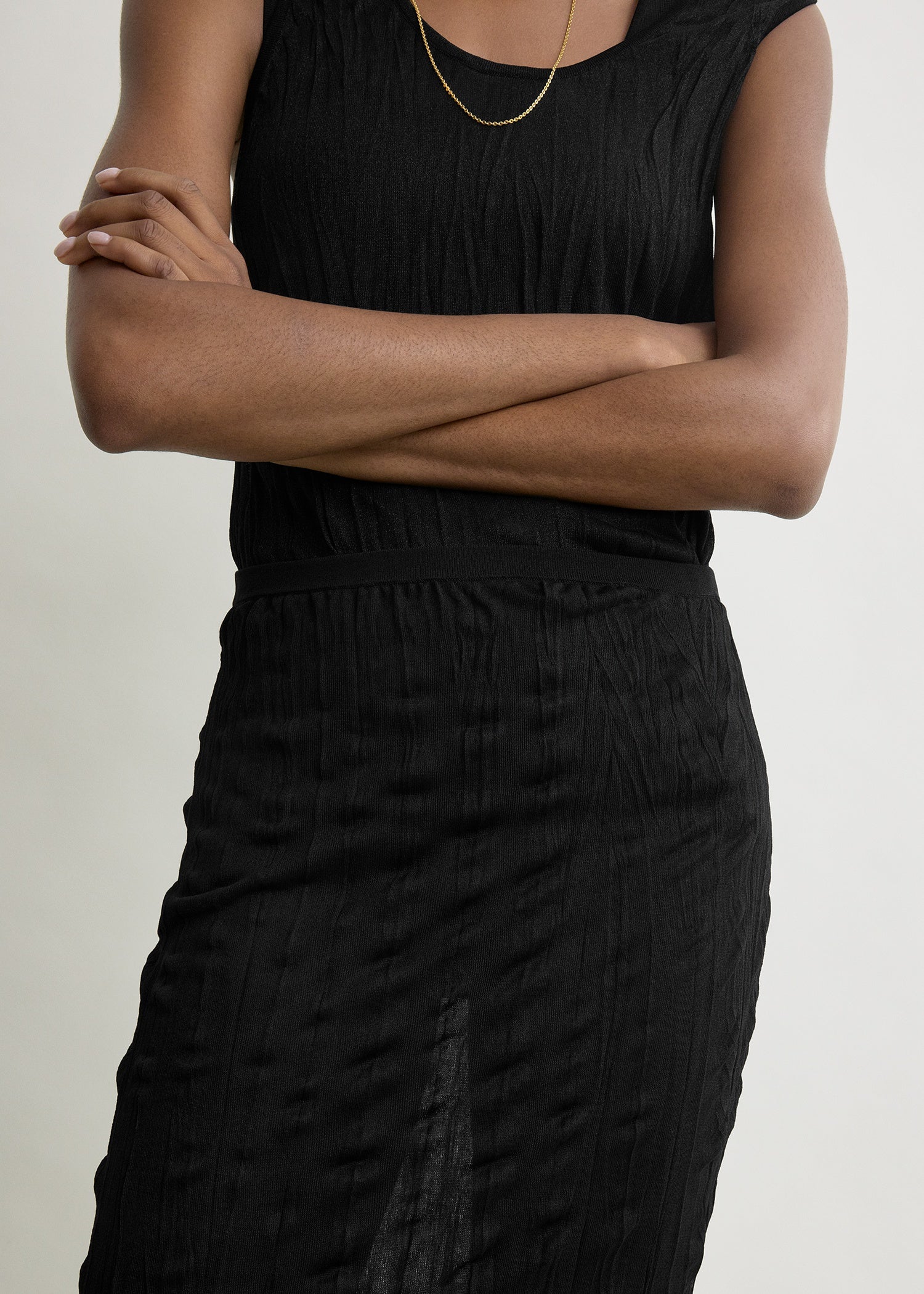 Crinkled knit skirt black