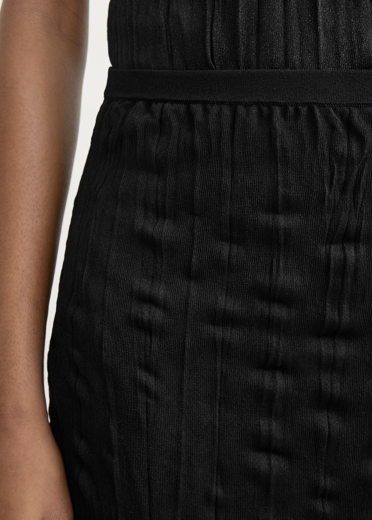 Crinkled knit skirt black