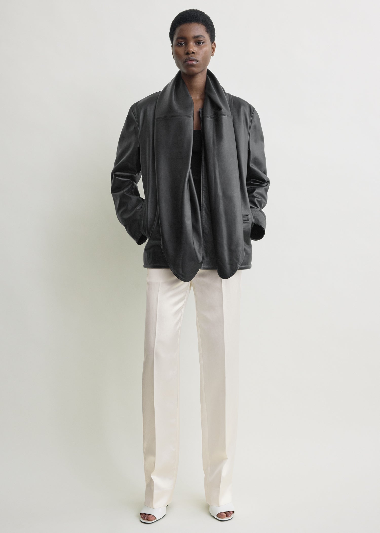 Big leather scarf black – TOTEME