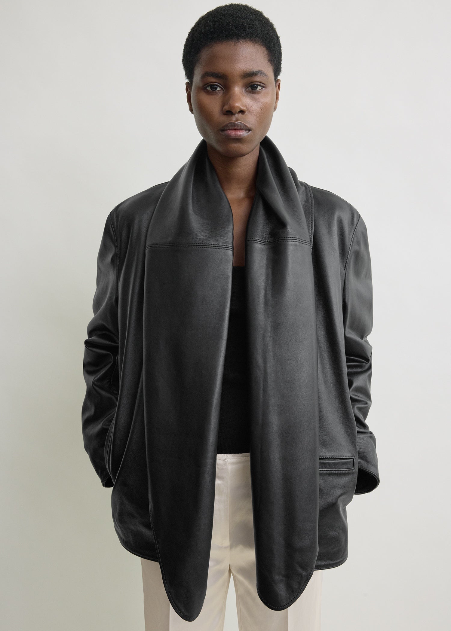 Big leather scarf black – TOTEME