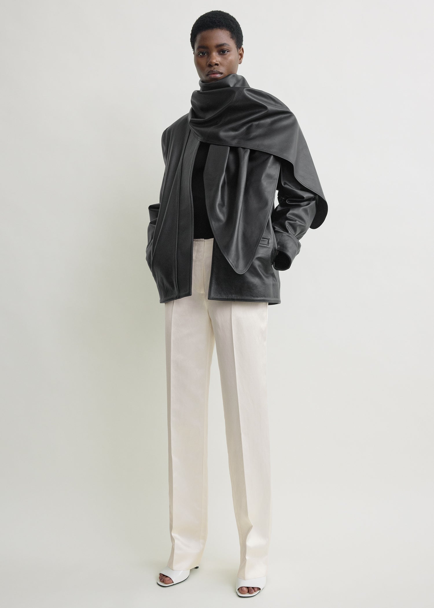 Big leather scarf black – TOTEME
