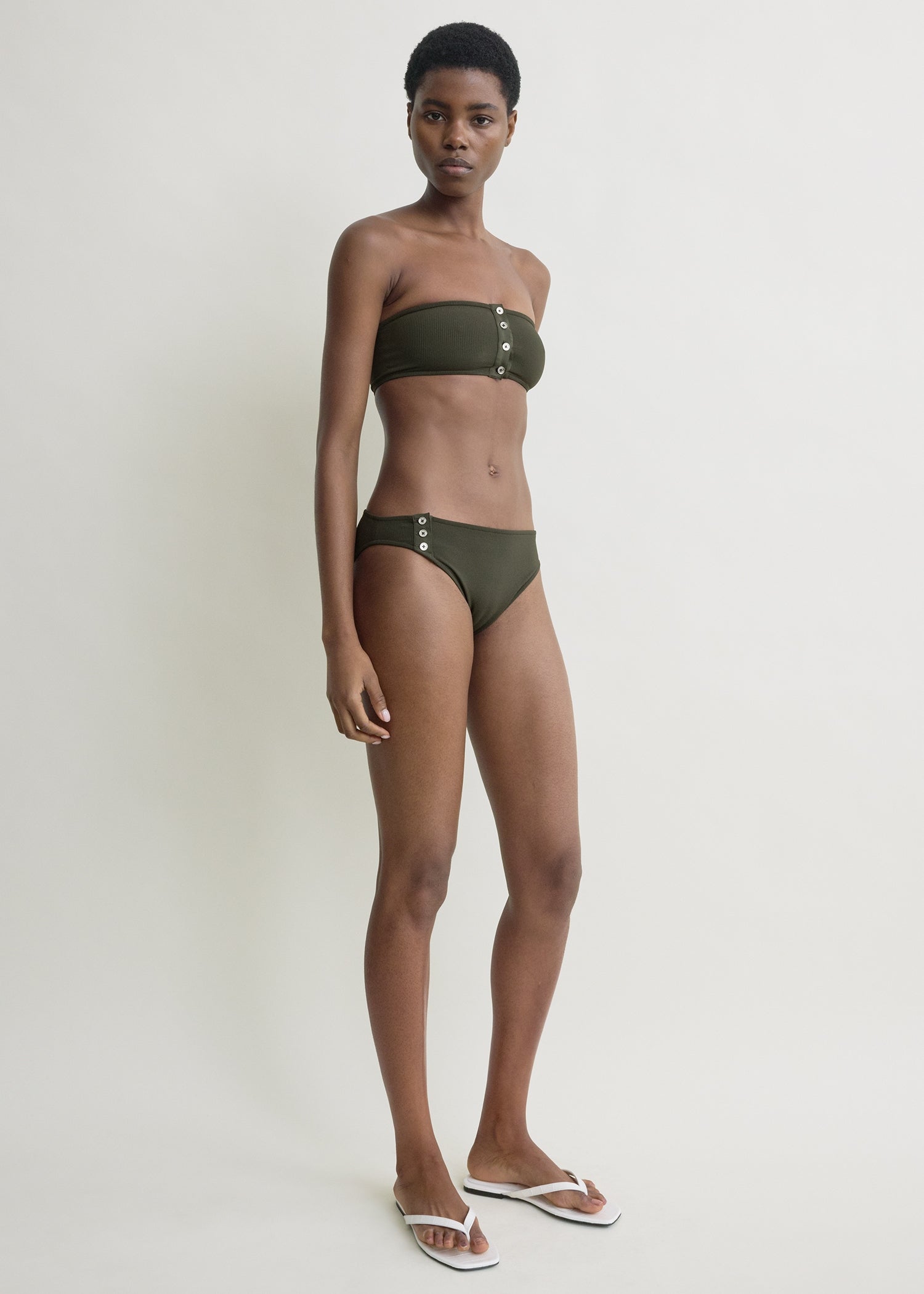 Ribbed strapless bikini top dark green – TOTEME