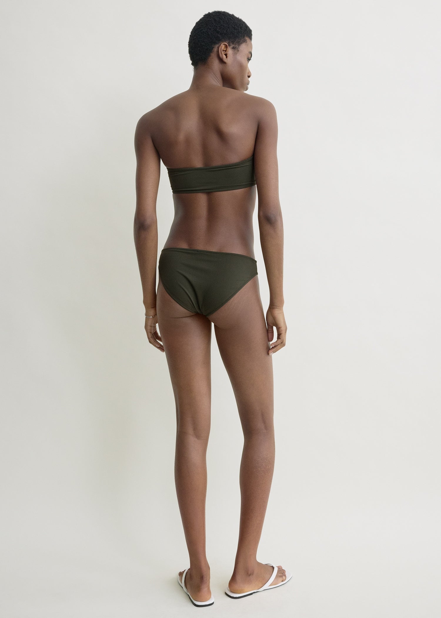 Ribbed strapless bikini top dark green – TOTEME