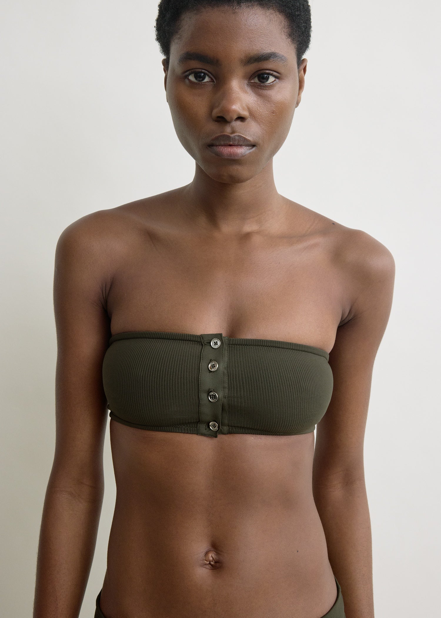 Ribbed strapless bikini top dark green – TOTEME