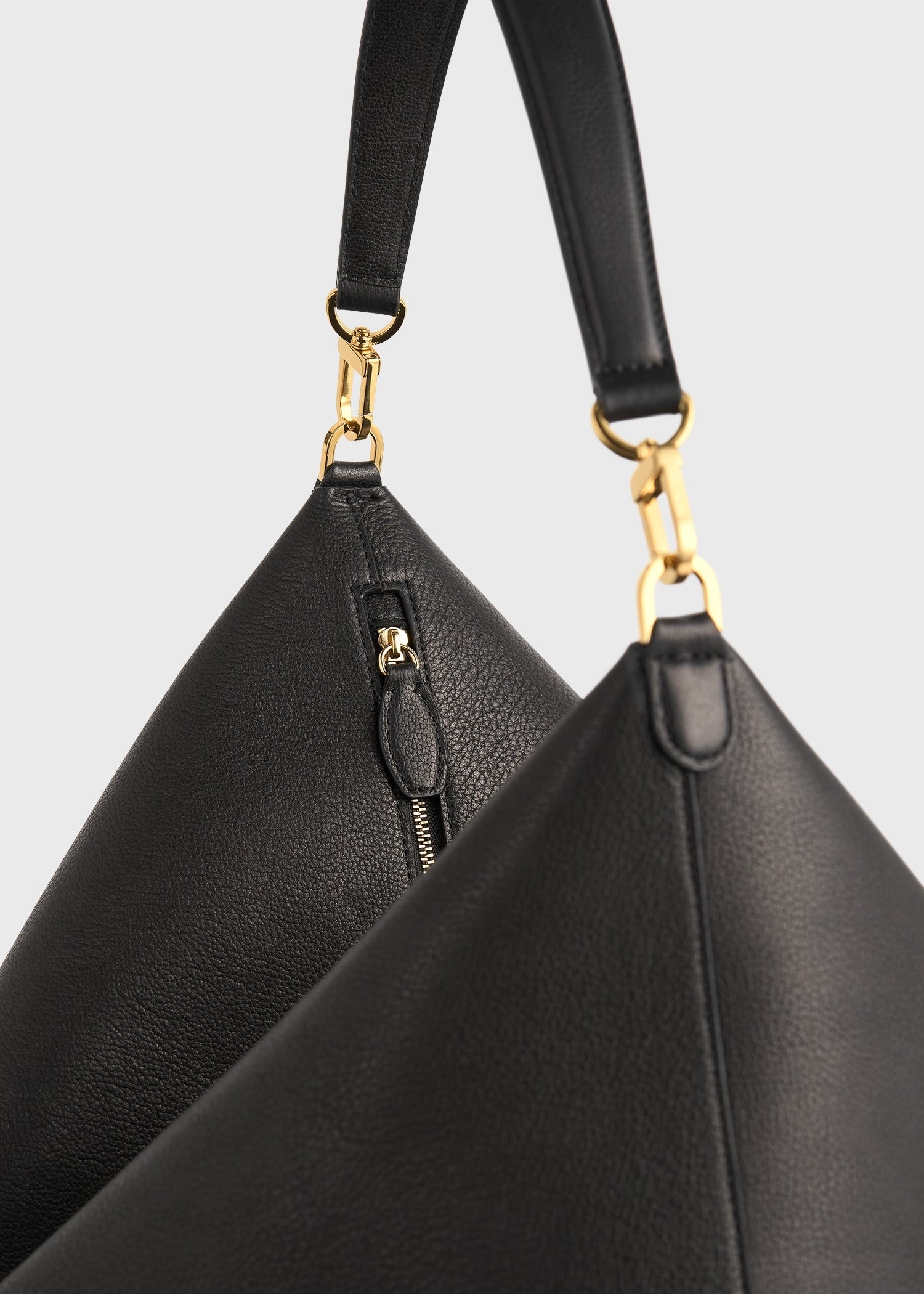 Bevel grained-leather bag black