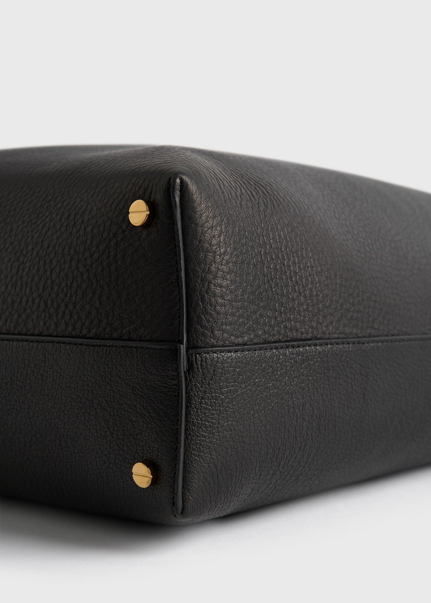 Bevel grained-leather bag black