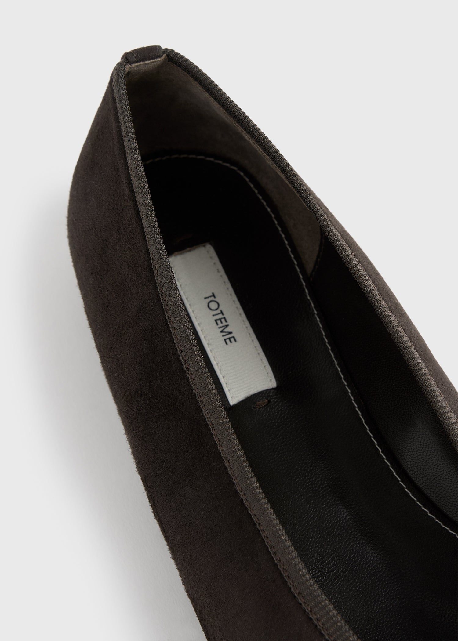 Minimalist suede ballerinas pepper