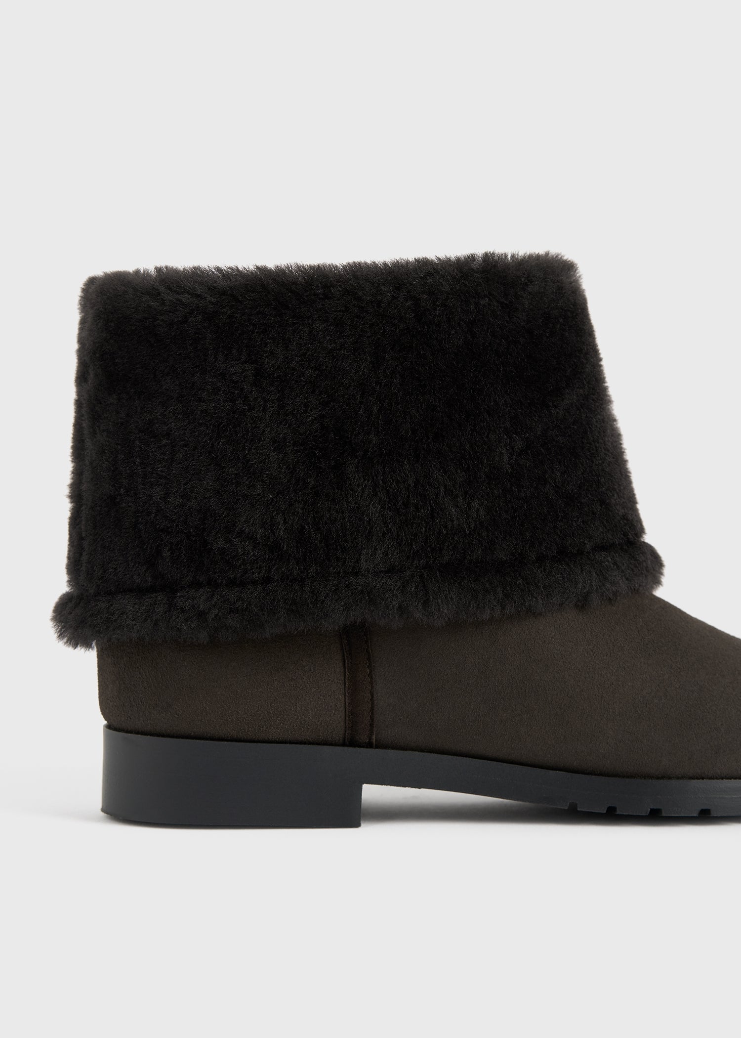 Fold-down shearling boots pepper