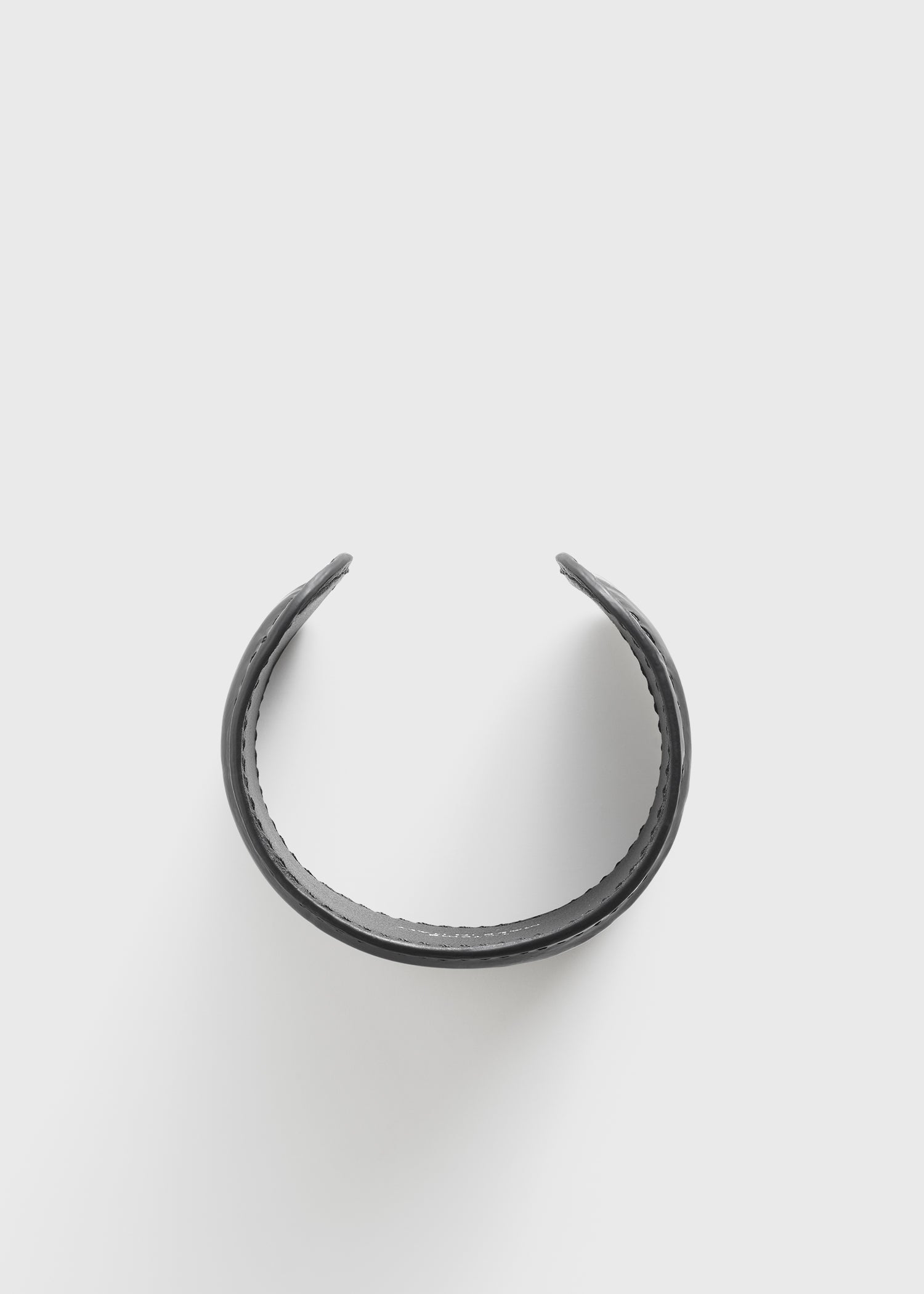 Croco-embossed cuff black