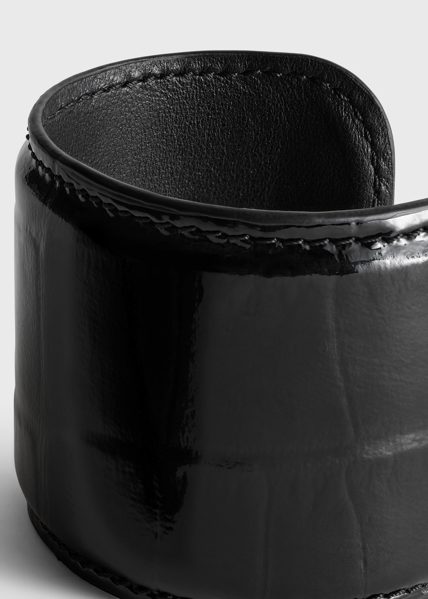 Croco-embossed cuff black