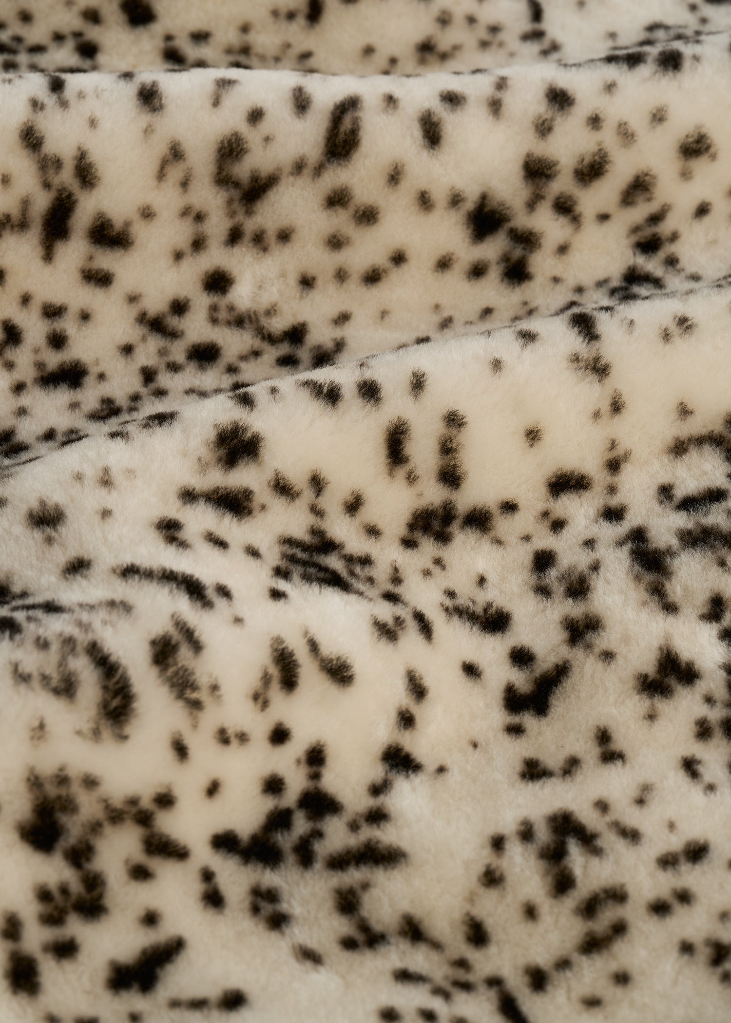 Stracciatella shearling muff black/white