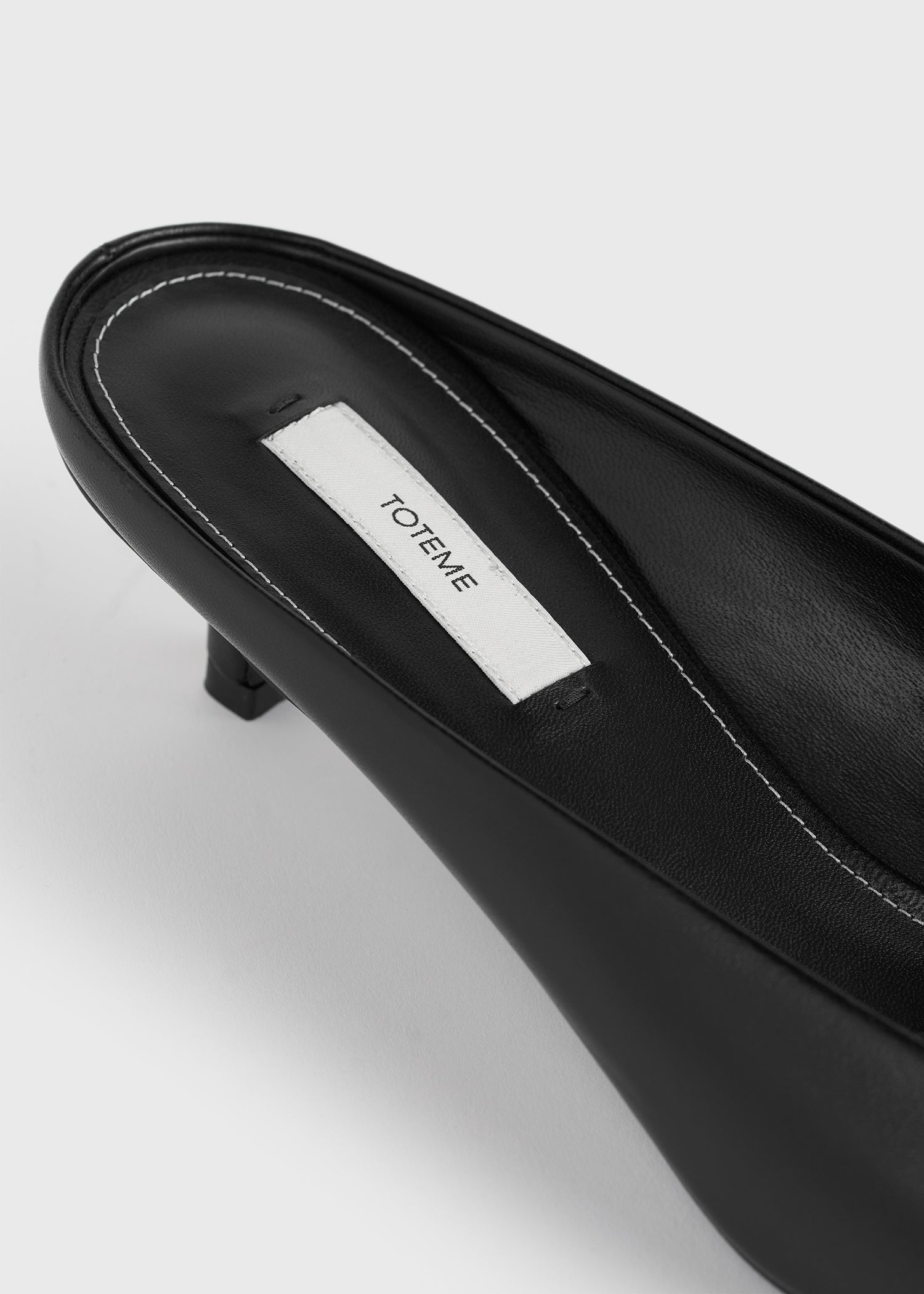 Square leather kitten mules black – TOTEME