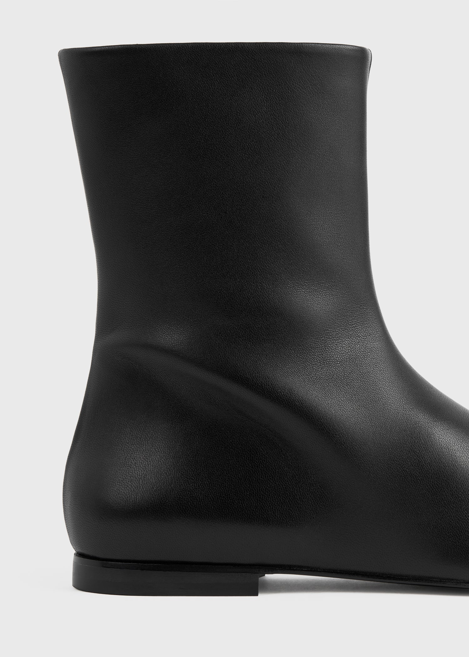 Zipped leather chelsea boots black – TOTEME