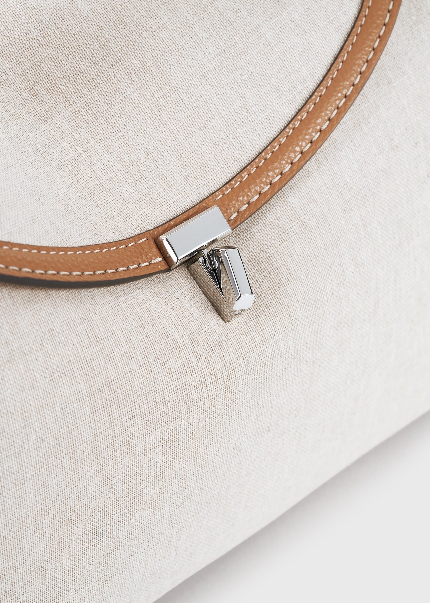 T-lock canvas top handle ecru/tan – TOTEME