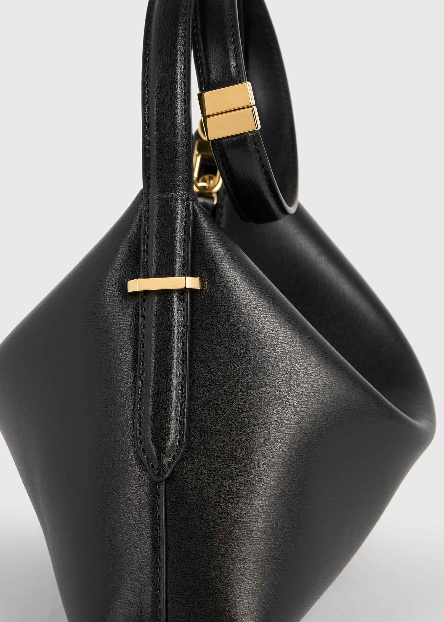 Bevel leather wristlet black