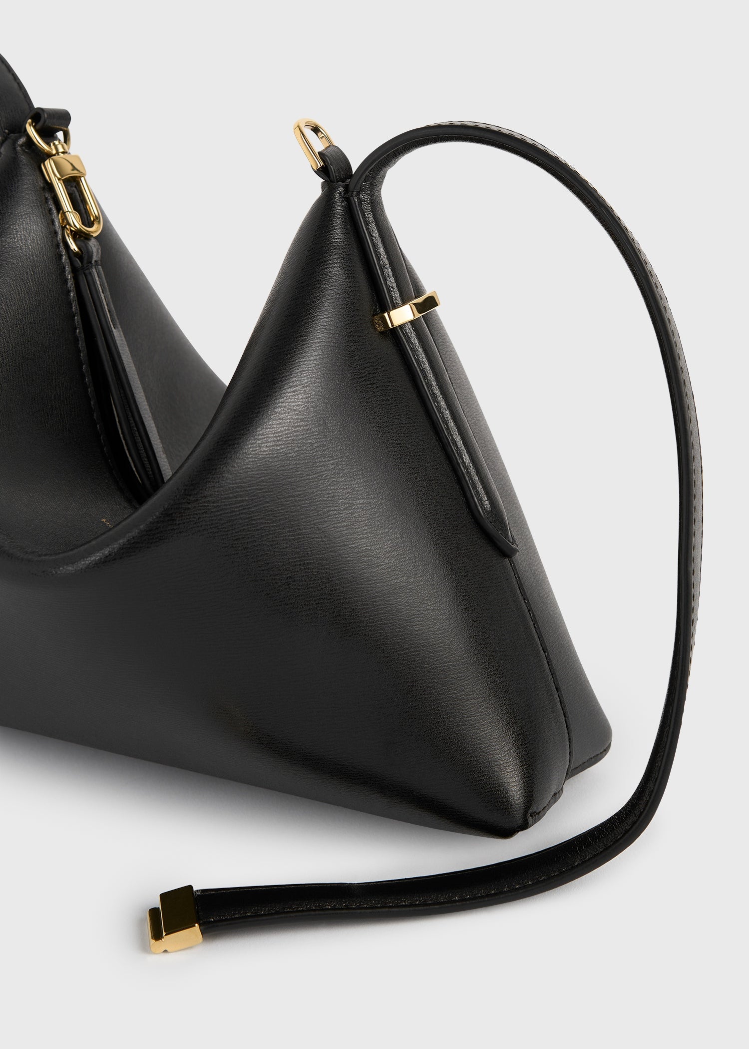 Bevel leather wristlet black