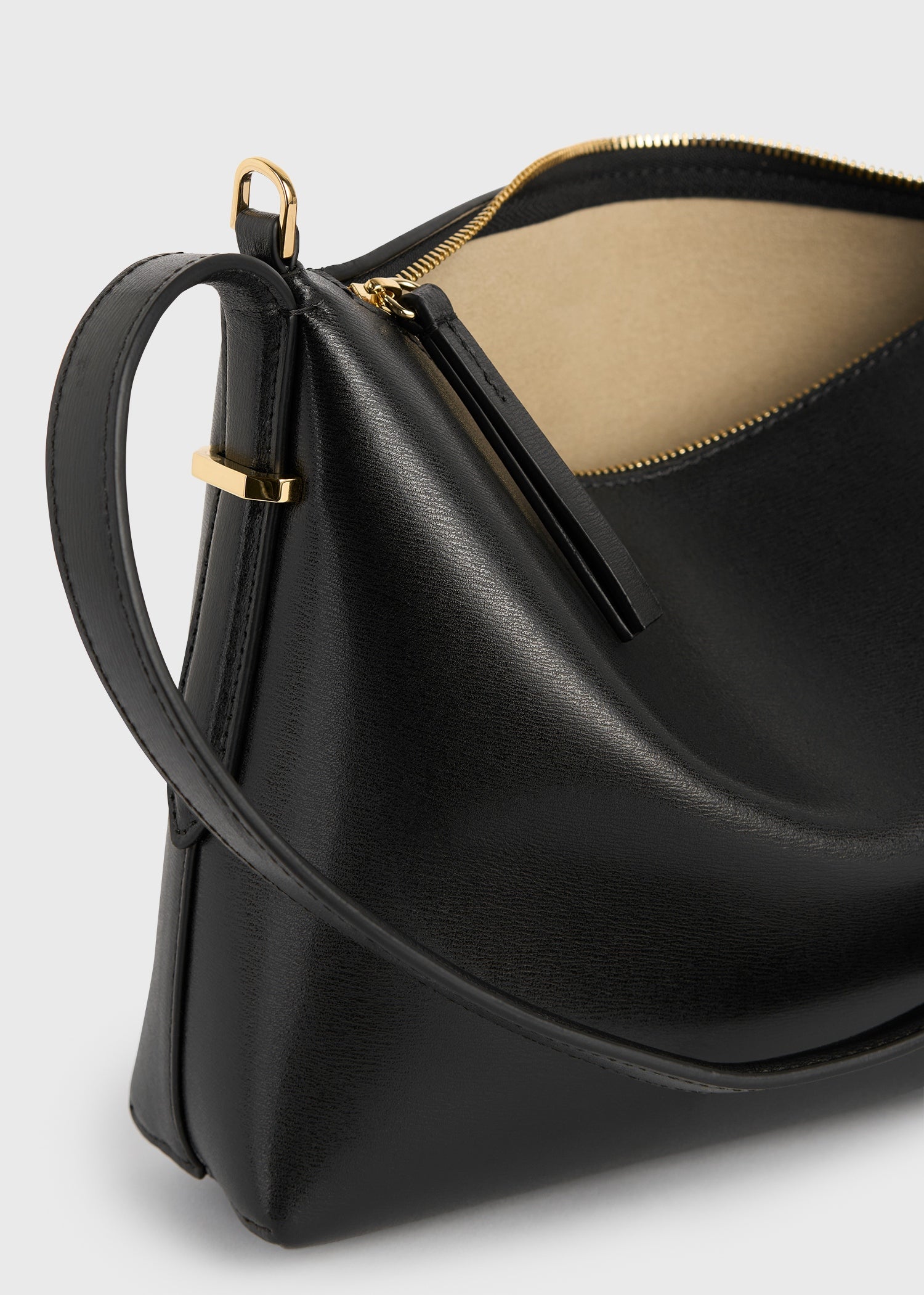 Bevel leather wristlet black