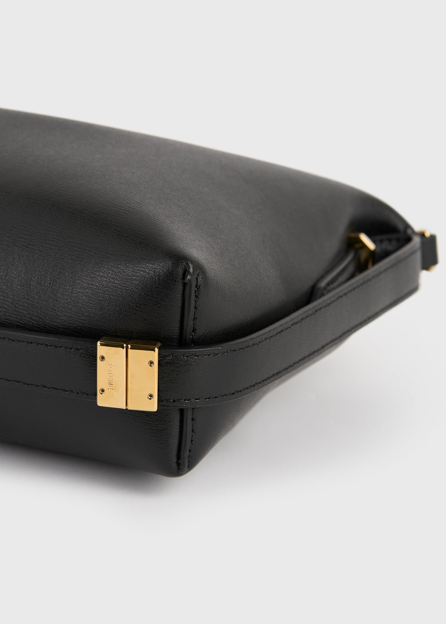 Bevel leather wristlet black