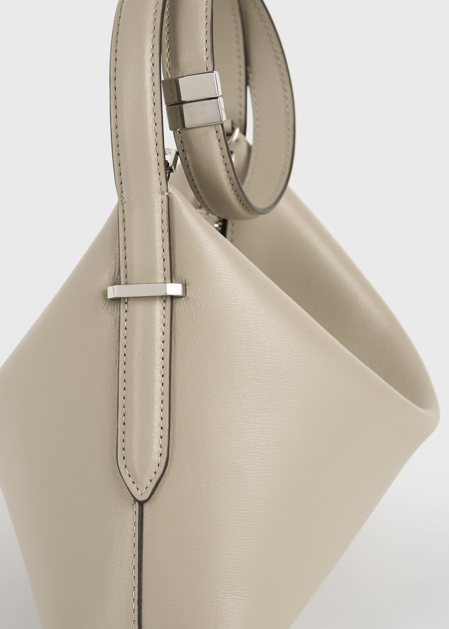 Bevel leather wristlet fawn