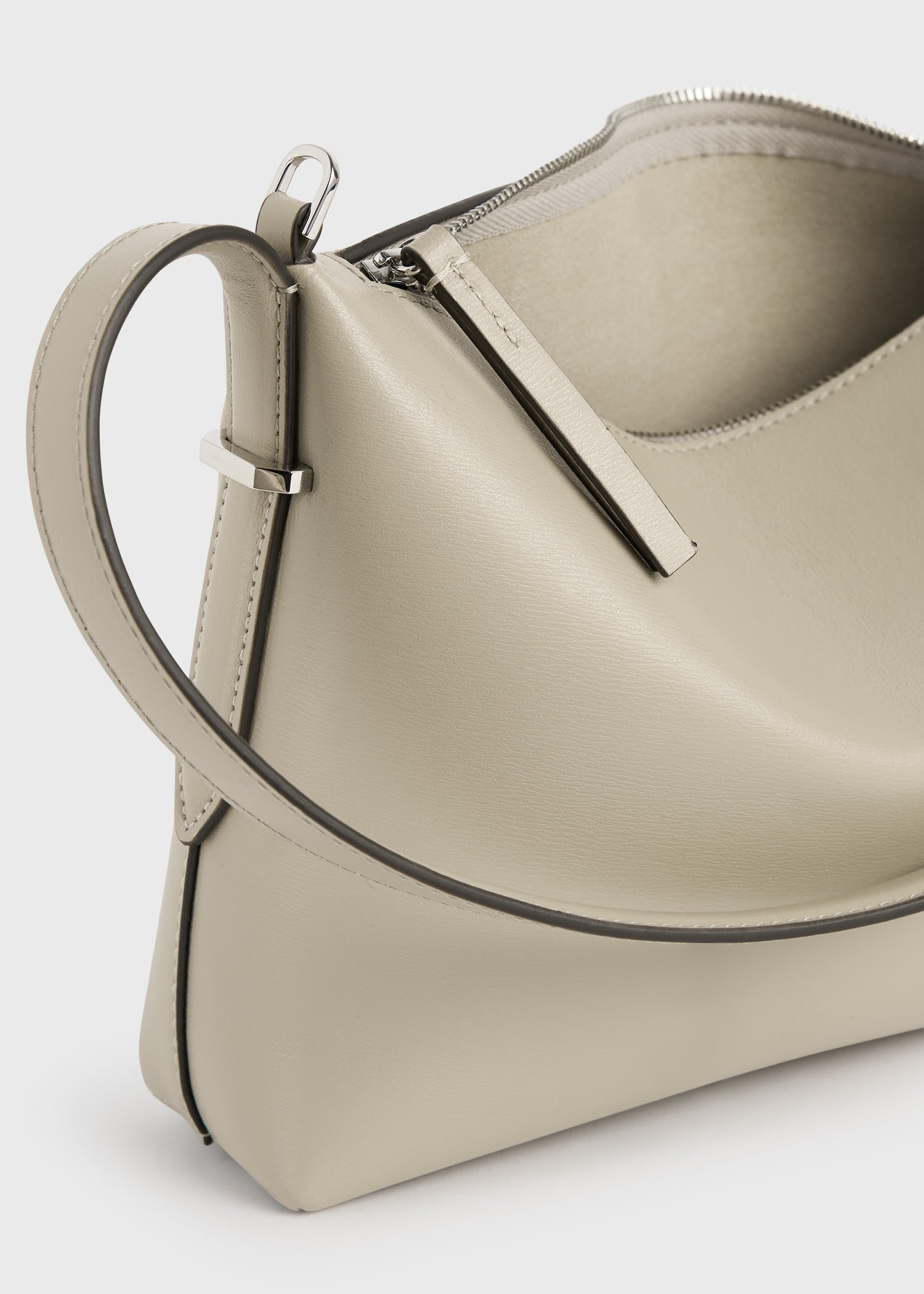 Bevel leather wristlet fawn
