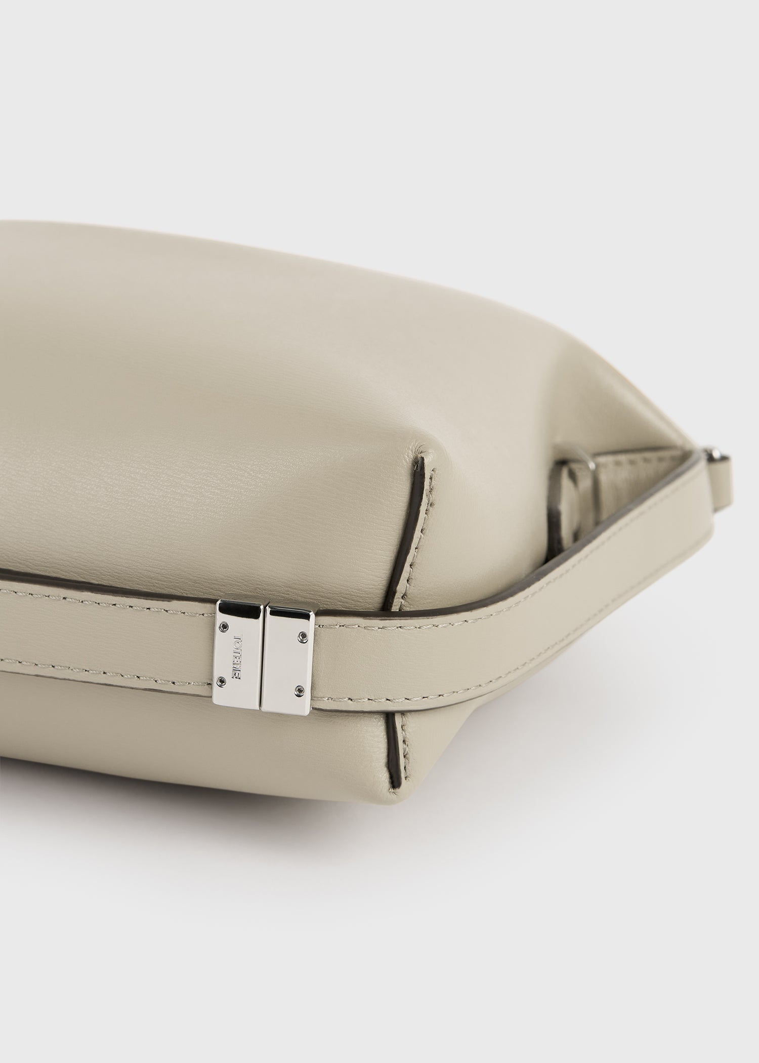 Bevel leather wristlet fawn