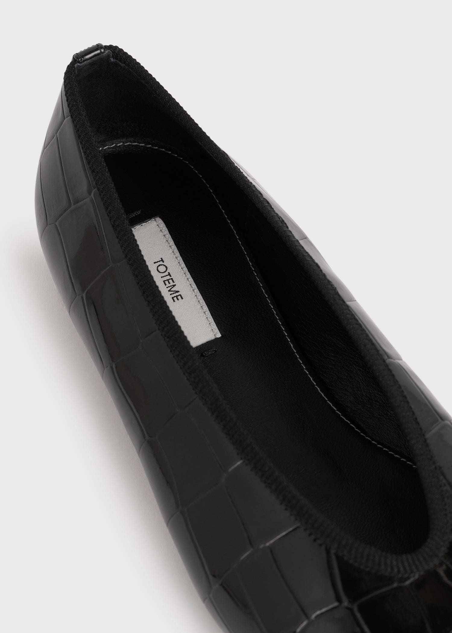 Minimalist croco-embossed ballerinas black