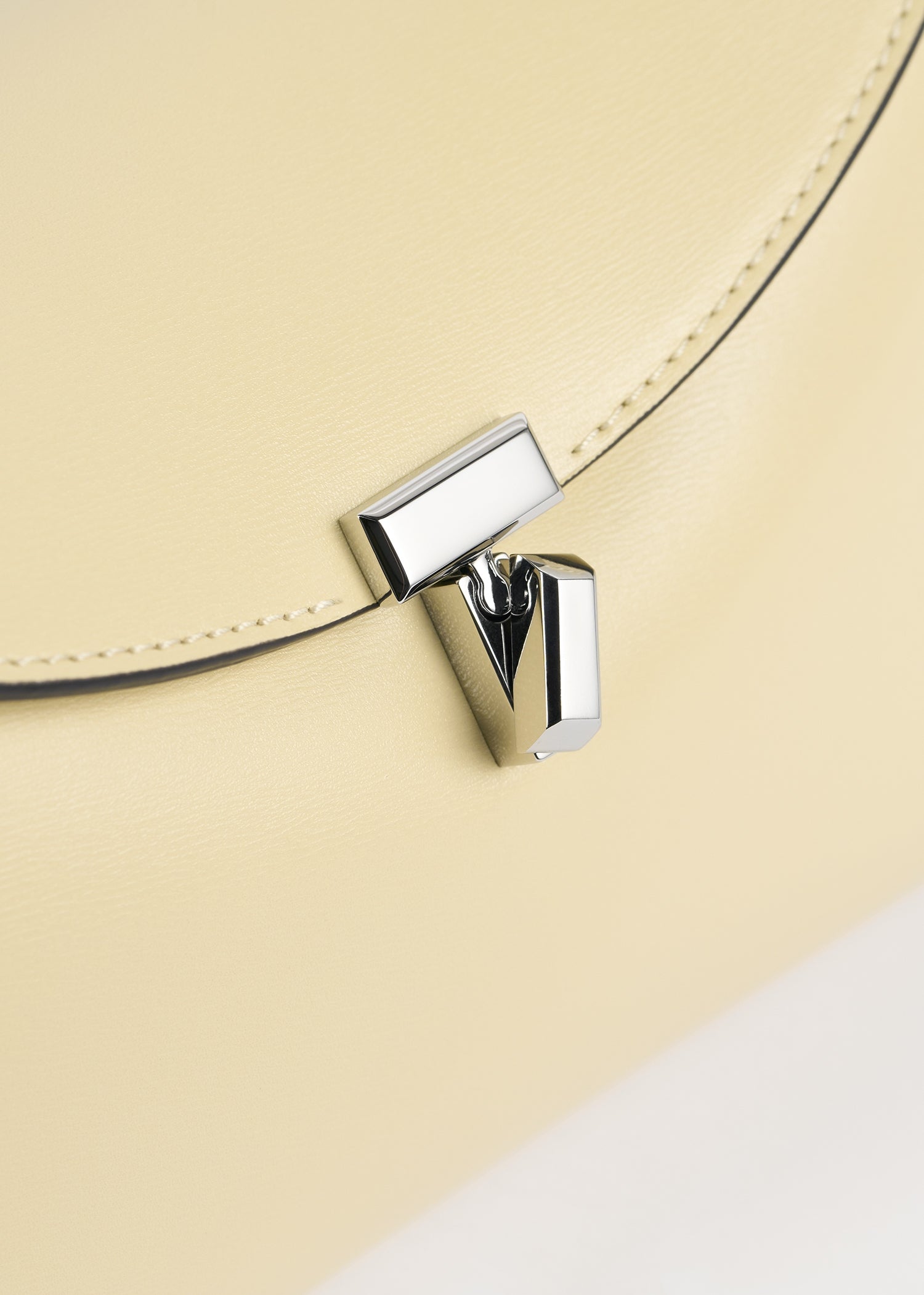 T-lock leather clutch champagne
