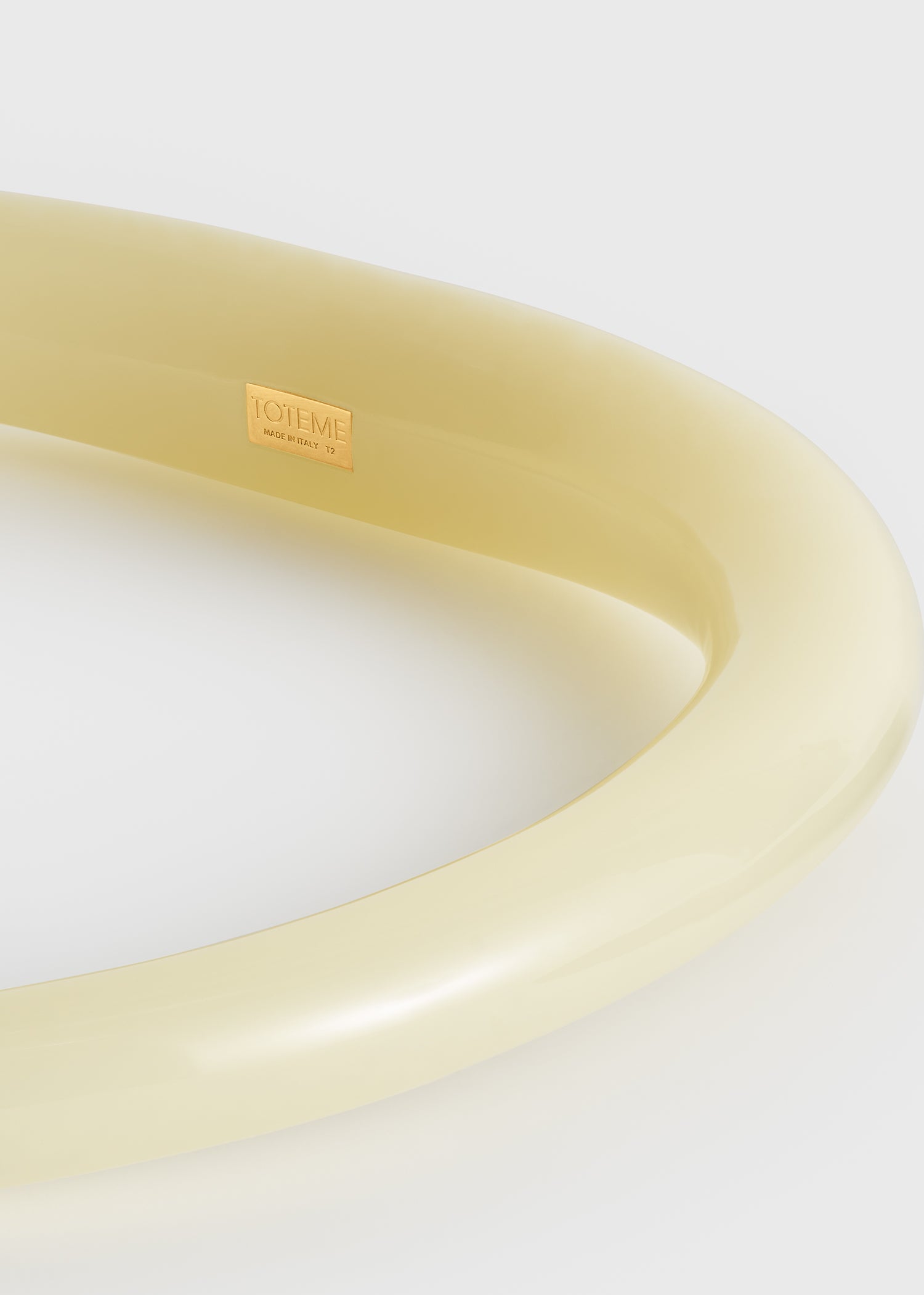 Sculpted collar buttercup
