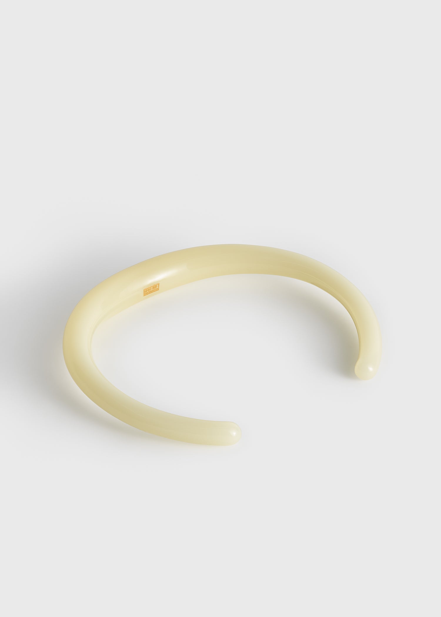 Sculpted collar buttercup