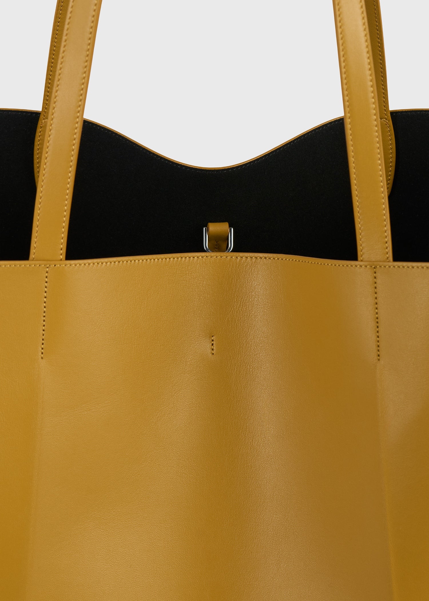 Roam leather tote manuka