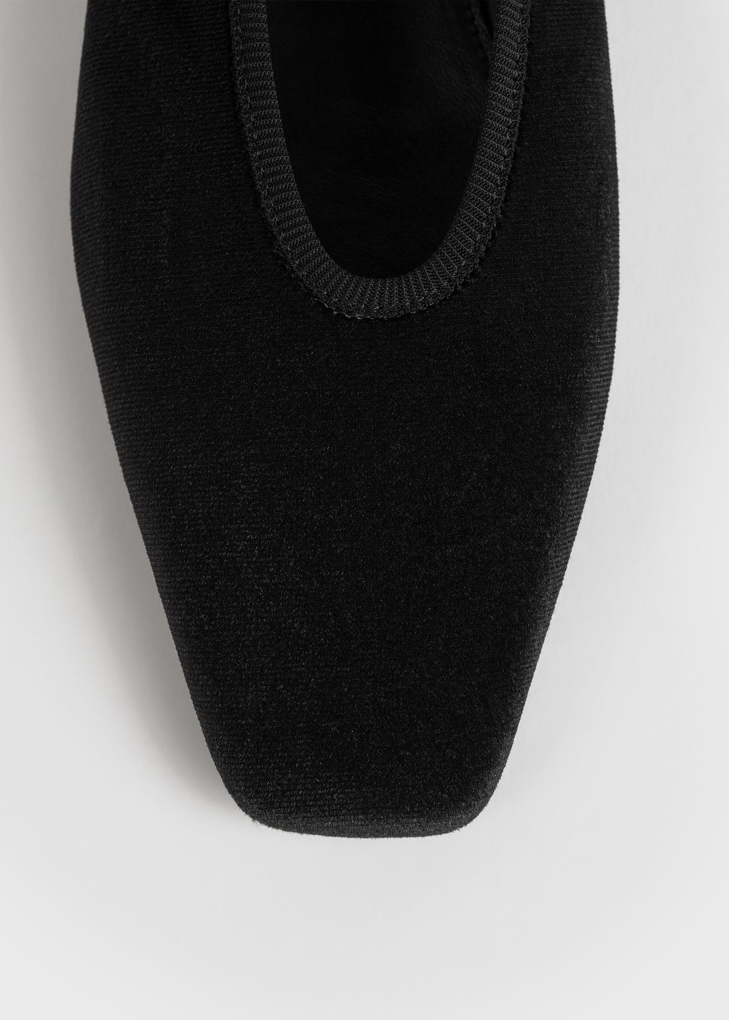 Minimalist velvet ballerinas black