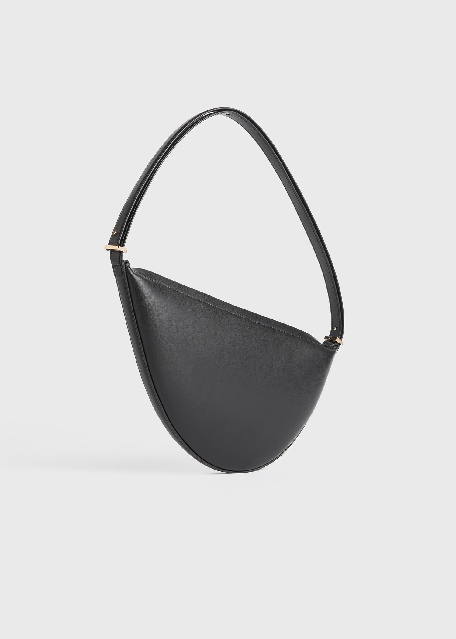 Leather scooped sling black – TOTEME
