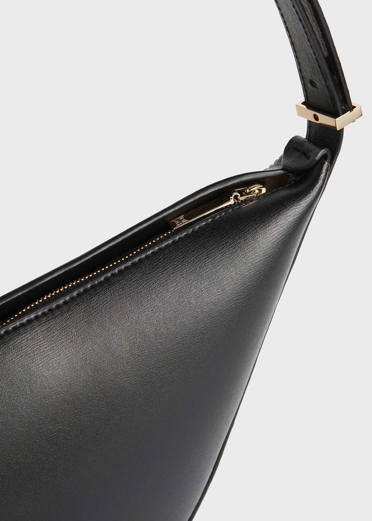 Leather scooped sling black – TOTEME