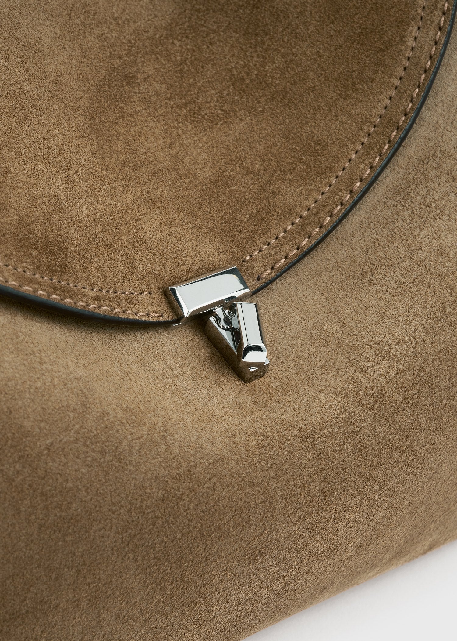 T-lock suede top handle tobacco – TOTEME