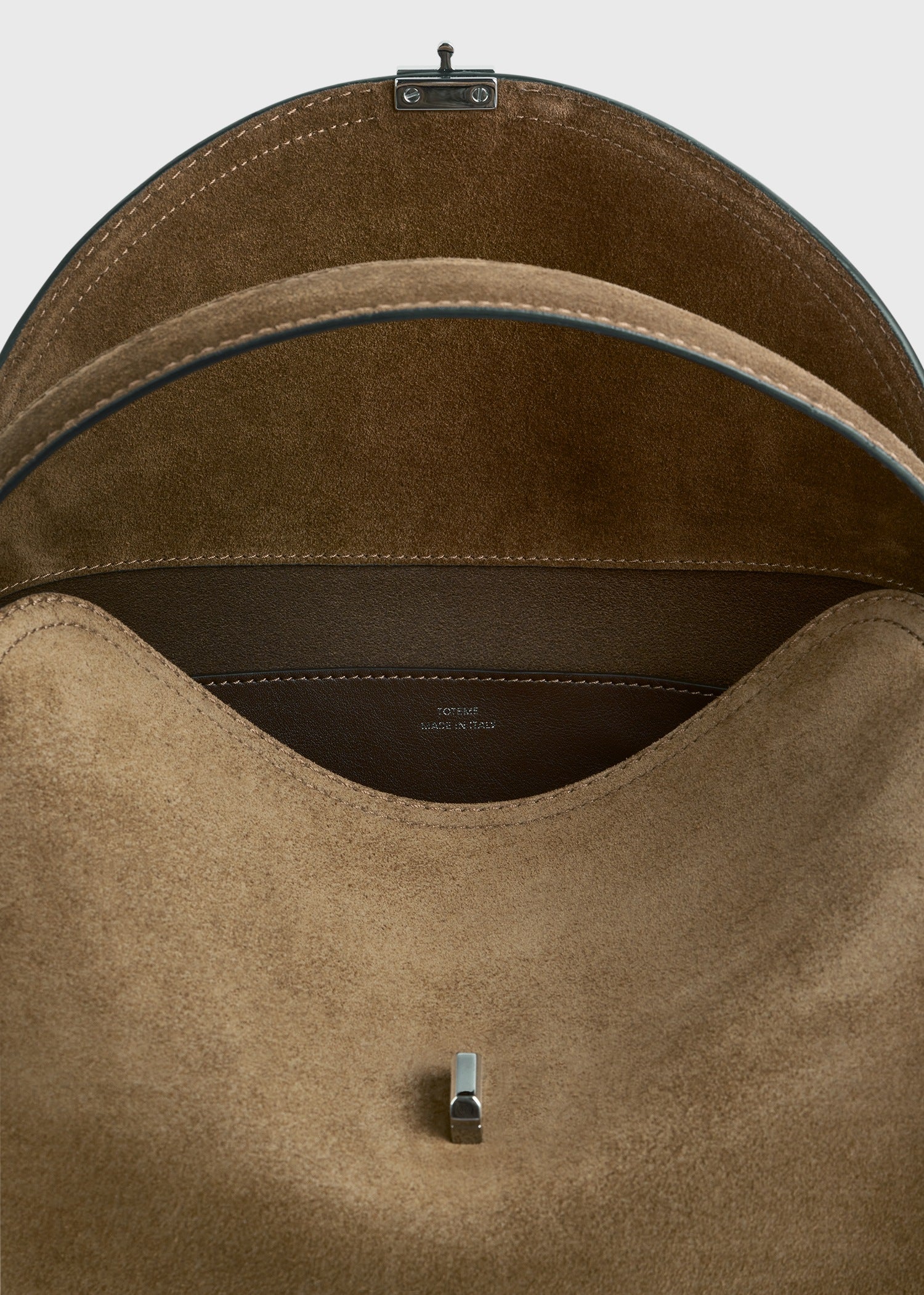 T-lock suede top handle tobacco – TOTEME