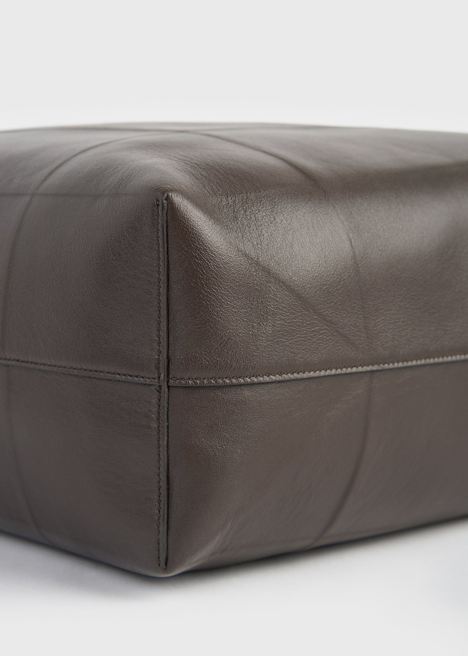 トーテムです Roam leather tote brown – TOTEME