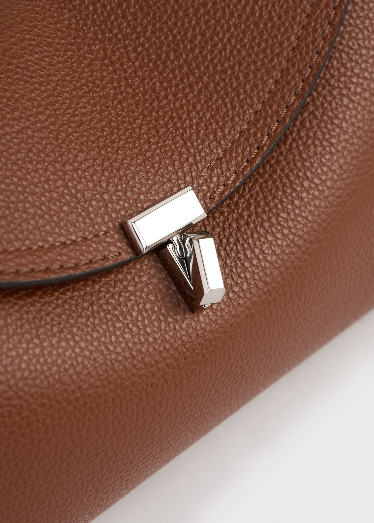 T-lock grained-leather shoulder sienna – TOTEME
