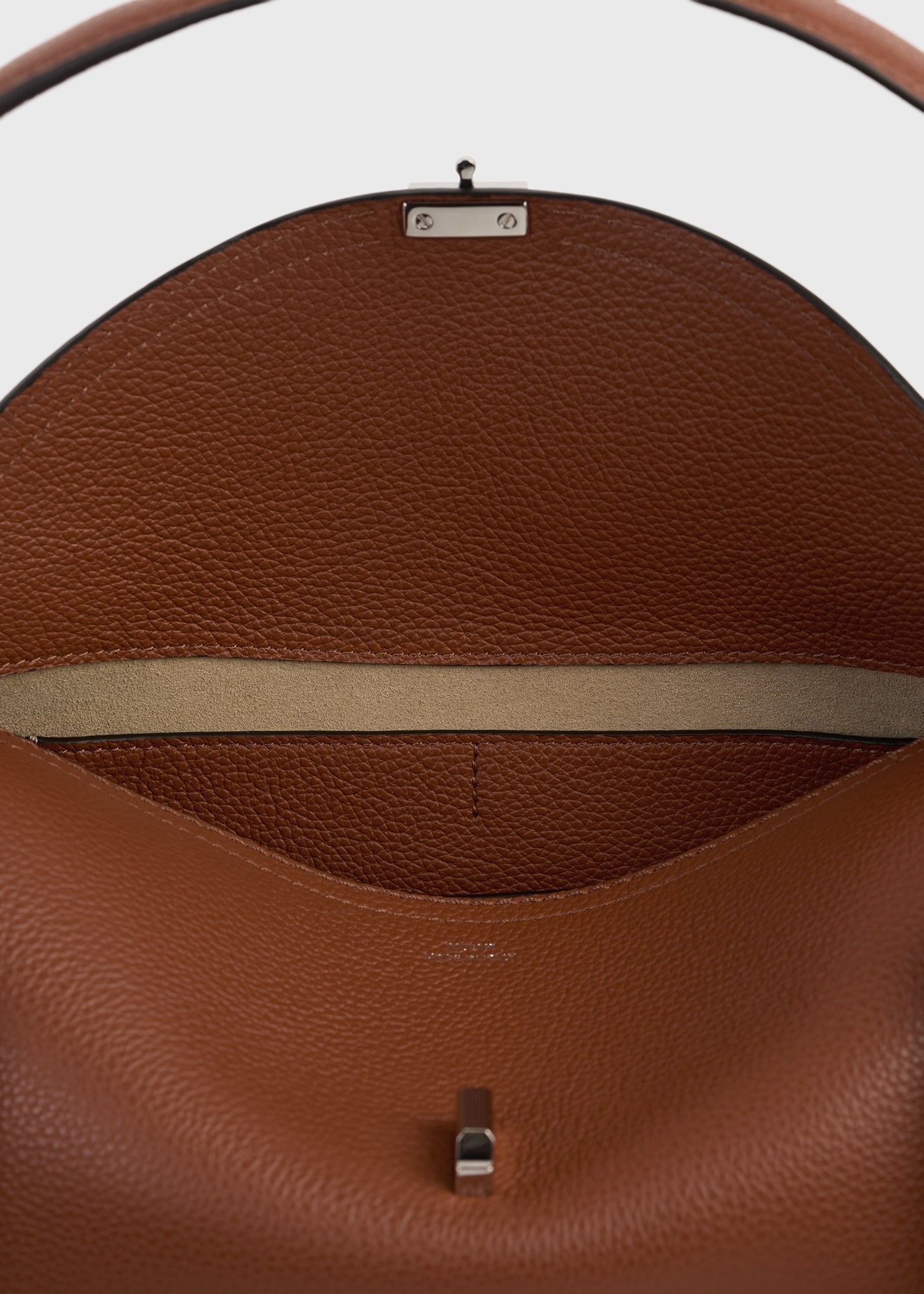 T-lock grained-leather shoulder sienna – TOTEME