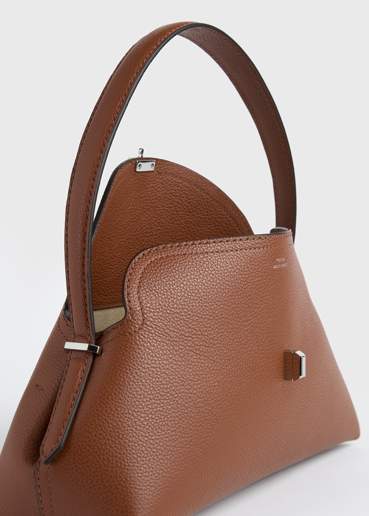 T-lock grained-leather shoulder sienna – TOTEME