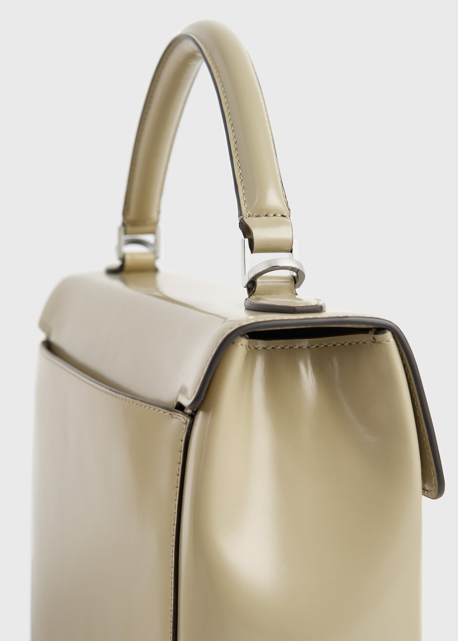 Clip polished-leather top handle cashew – TOTEME