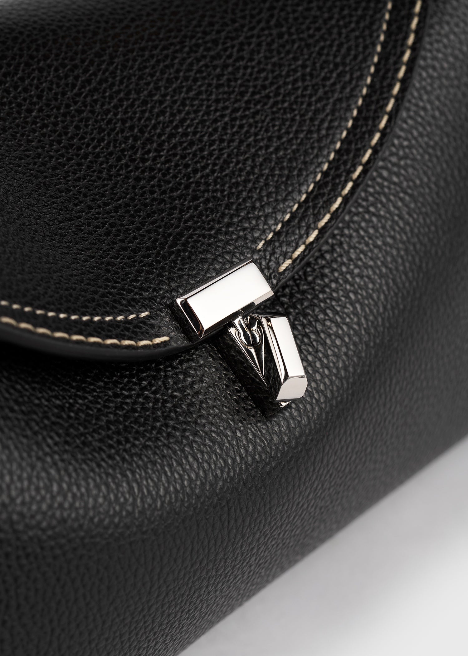 T-lock grained-leather shoulder black – TOTEME