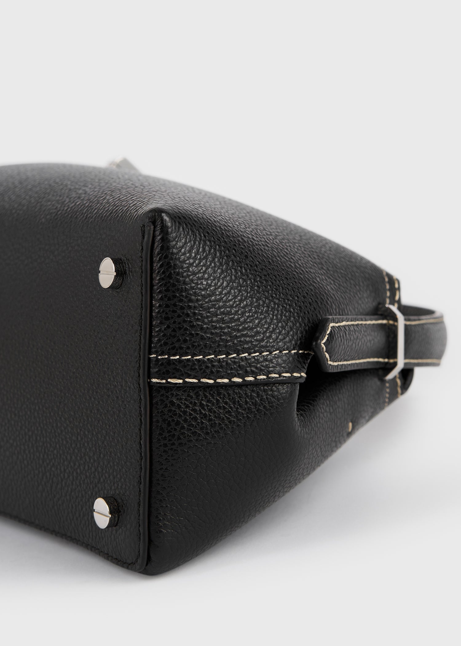 T-lock grained-leather shoulder black – TOTEME