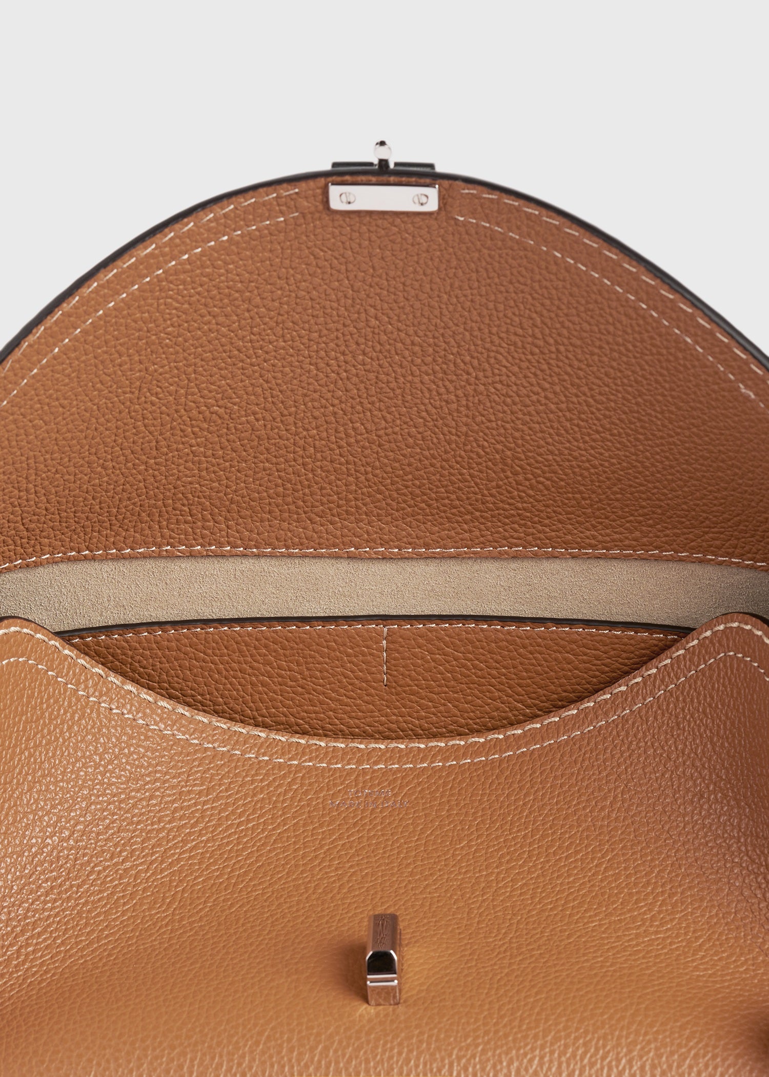 T-lock grained-leather shoulder tan – TOTEME