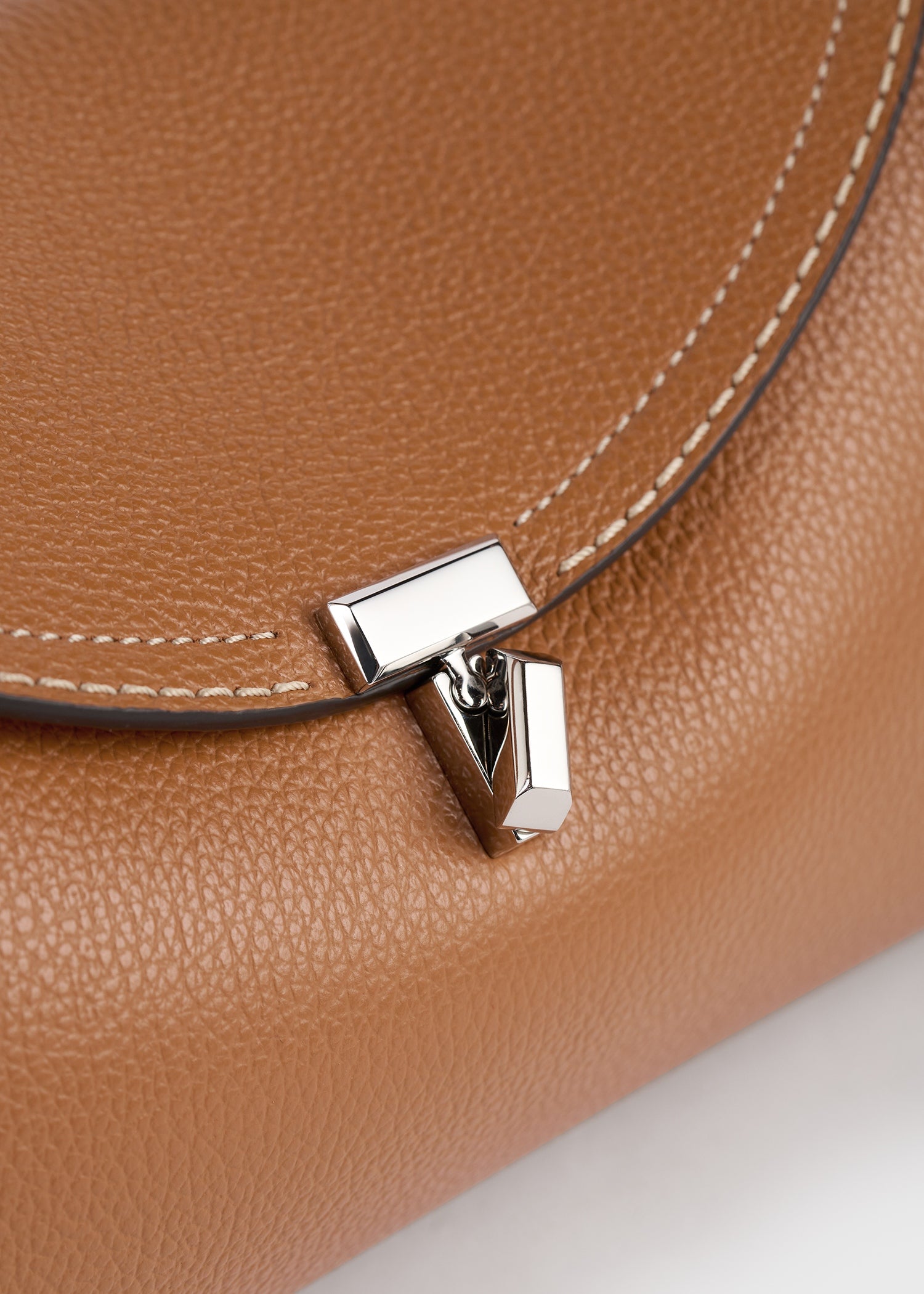 T-lock grained-leather shoulder tan – TOTEME