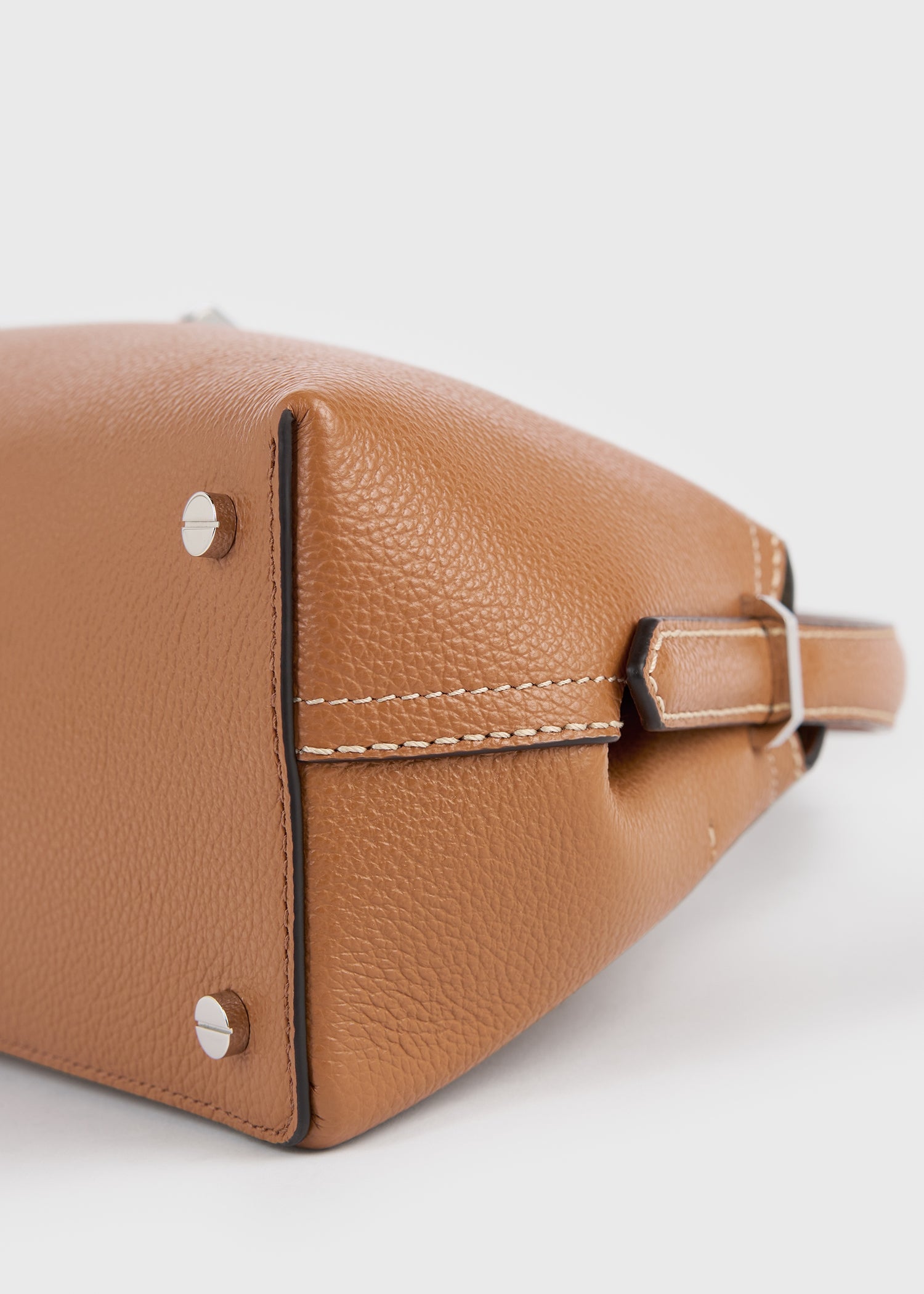 T-lock grained-leather shoulder tan – TOTEME